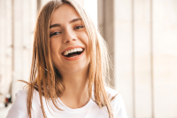 sourire-radieux-attention-aux-caries-invisibles-et-a-l-erosion-dentaire-dentiste-massy